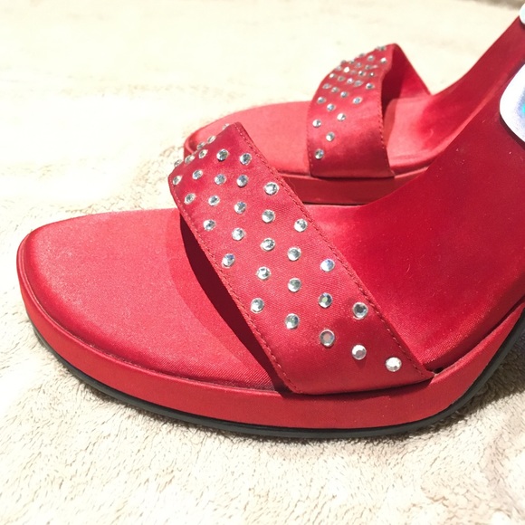 MAINFRAME Retro Red Satin Heels - Picture 4 of 12